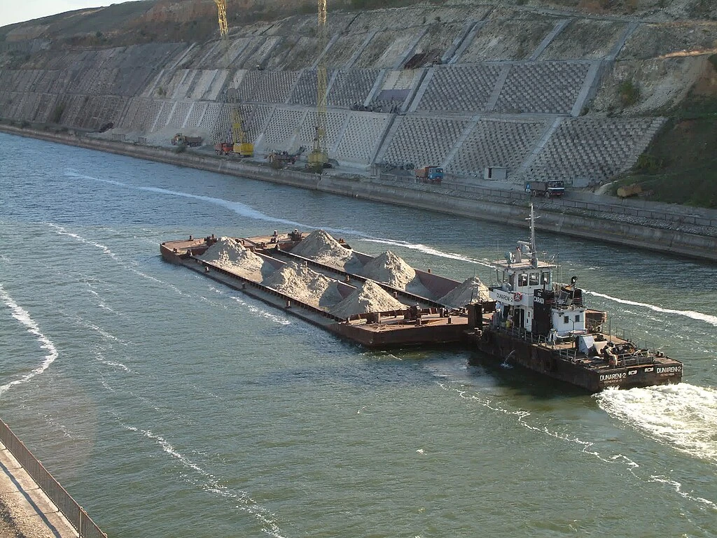 У Румунії запропонували постійно проводити днопоглиблення Дунаю для підтримки судноплавства
